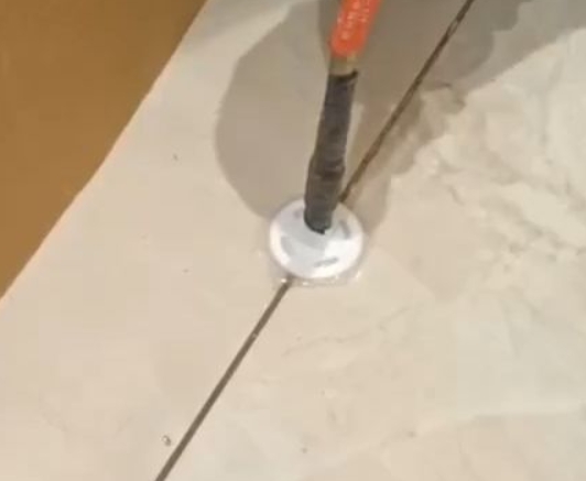 召陵瓷砖空鼓维修公司专业解答瓷砖在铺贴过程中，如果没有涂抹均匀到位的粘结材料（如水泥砂浆或瓷砖胶），可能会导致以下问题