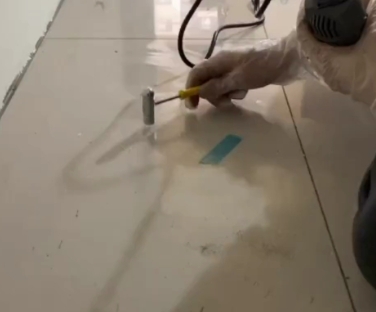 召陵瓷砖开裂维修公司专业分享瓷砖在铺贴前如果没有沥干水分，将会导致以下问题