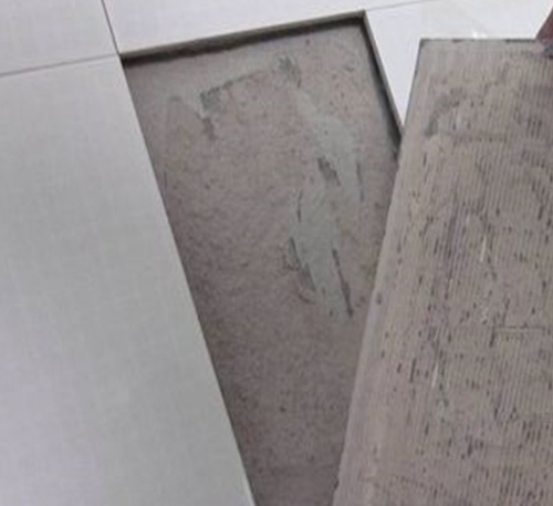 召陵瓷砖空鼓维修公司分享瓷砖铺贴时如果打浆（即涂抹在瓷砖背面和基层上的砂浆或瓷砖胶）过少，会带来以下问题